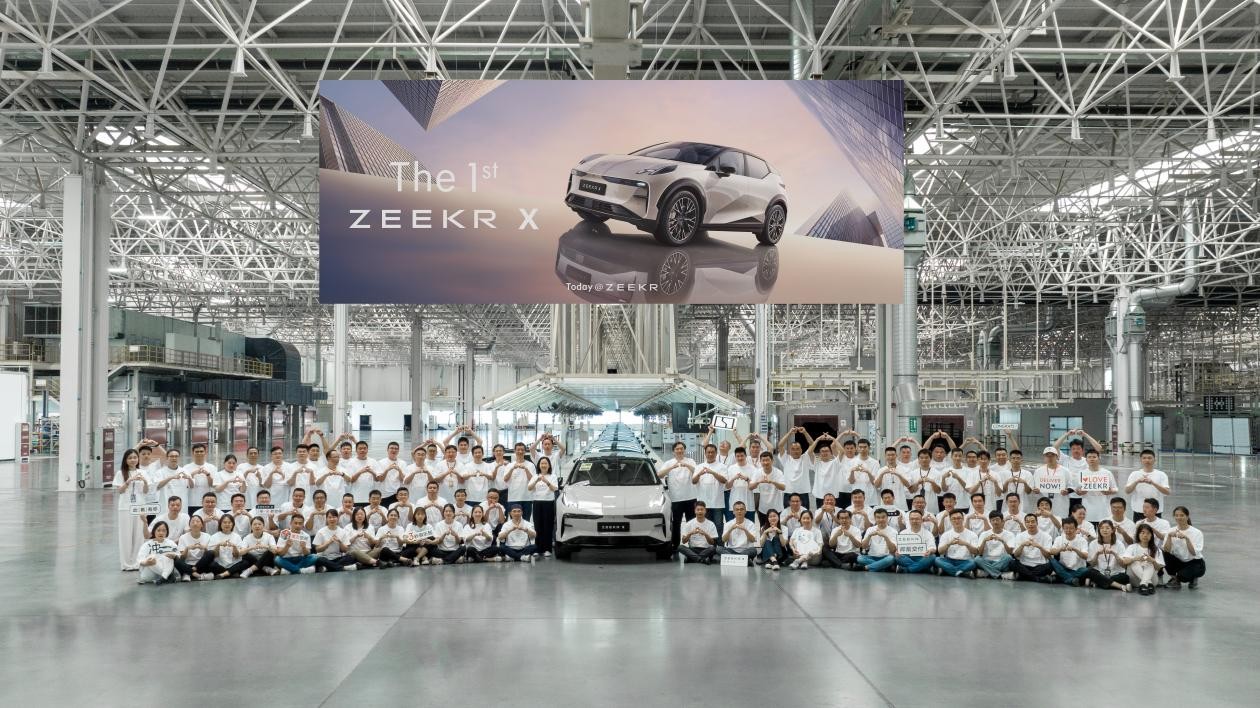 新奢全能SUV极氪X首批量产车在成都下线，豪华紧凑市场迎来全新产品