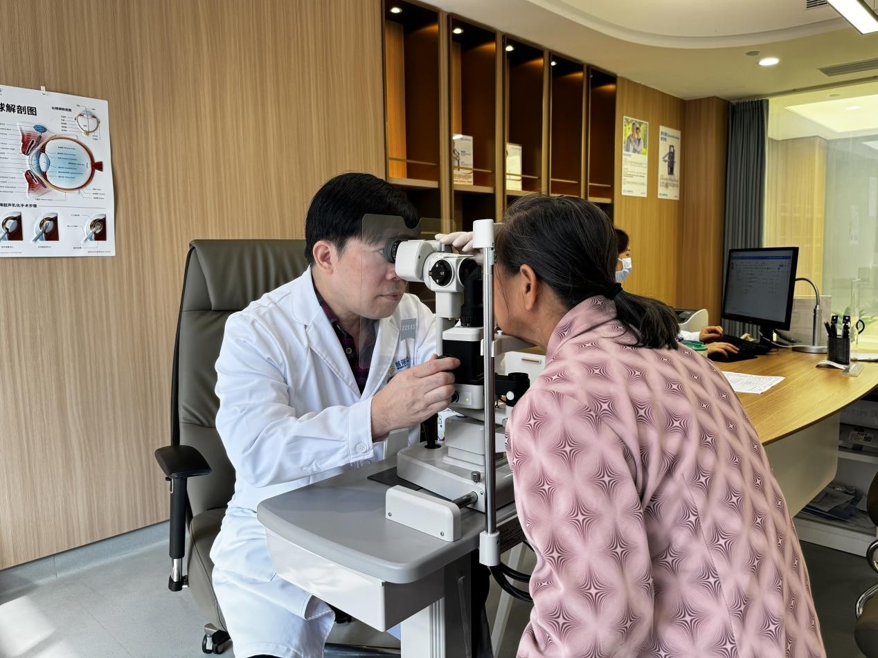 中山眼科眼底病专家黄新华为广西患者提供面对面诊疗