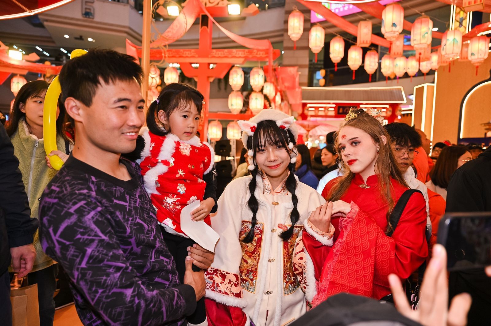 正佳大唐千灯会盛大开幕，带来广州春节假期消费新体验